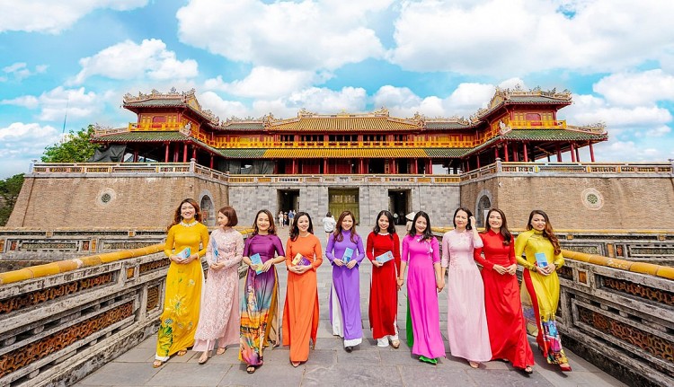 Miễn phí tham quan di tích Huế với du khách nữ mặc áo dài truyền thông (Ảnh minh họa)