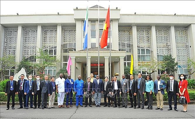 Tổng thống Julius Maada Bio cùng Đoàn đại biểu chụp ảnh lưu niệm với cán bộ nhân viên Viện Khoa học Nông nghiệp Việt Nam. Ảnh: Minh Đức/TTXVN Tổng thống Julius Maada Bio cùng Đoàn đại biểu chụp ảnh lưu niệm với cán bộ nhân viên Viện Khoa học Nông nghiệp Việt Nam. Ảnh: Minh Đức/TTXVN