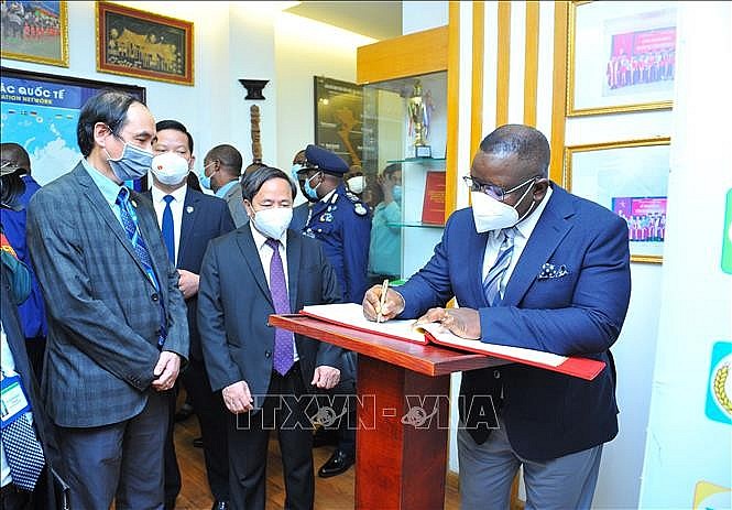 Tổng thống Julius Maada Bio viết lưu bút tại phòng truyền thống Viện Khoa học Nông nghiệp Việt Nam. Ảnh: Minh Đức/TTXVN Tổng thống Julius Maada Bio viết lưu bút tại phòng truyền thống Viện Khoa học Nông nghiệp Việt Nam. Ảnh: Minh Đức/TTXVN
