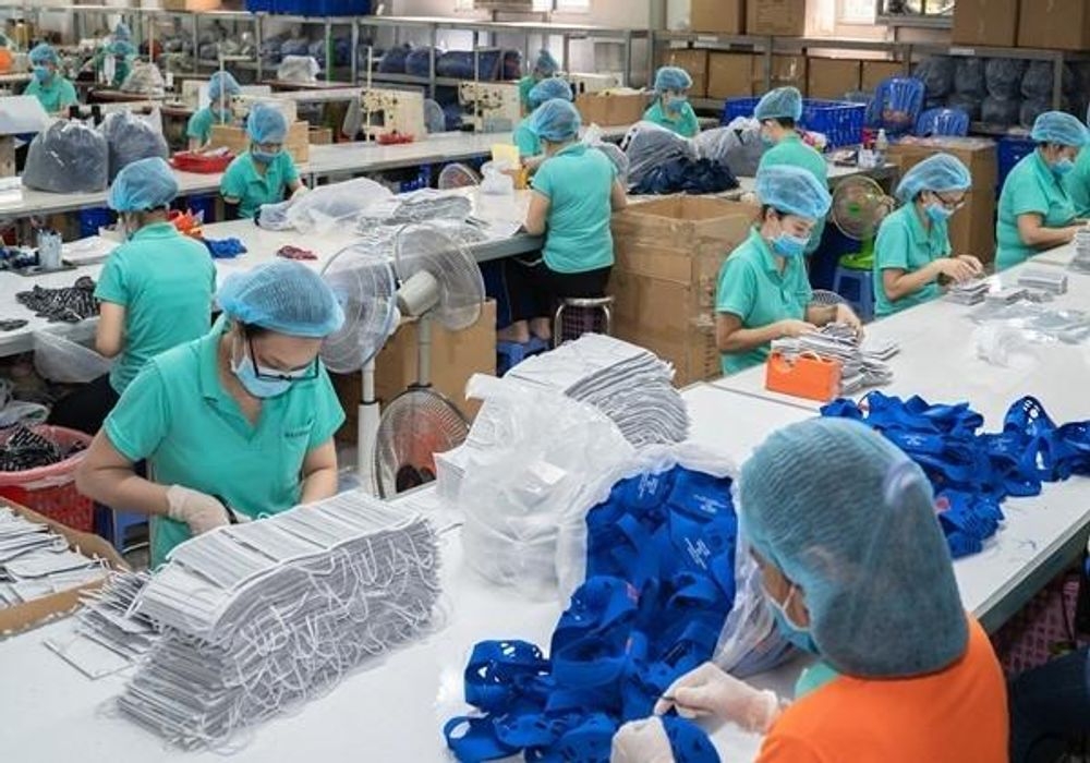 Sản xuất khẩu trang y tế (Ảnh: Tạp chí Thương trường) 4944 202002141118sakhautrang