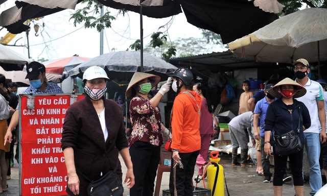 Hà Nội: Hàng trăm tiểu thương được test sàng lọc COVID-19 ở các chợ đầu mối ha noi hang tram tieu thuong duoc test sang loc covid 19 o cac cho dau moi