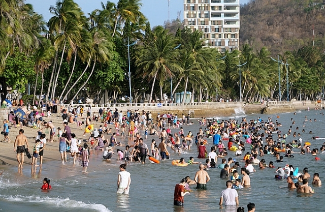 Quán nhậu, bãi biển đông nghịt người giữa mùa dịch, đa số không đeo khẩu trang quan nhau bai bien dong nghit nguoi giua mua dich da so khong deo khau trang