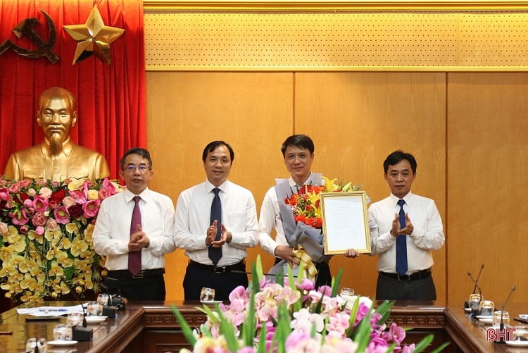 Hà Tĩnh, Quảng Ninh, Quảng Ngãi bổ nhiệm hàng loạt nhân sự mới Hà Tĩnh, Quảng Ninh, Quảng Ngãi bổ nhiệm hàng loạt nhân sự mới
