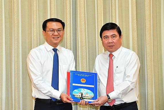 Chủ tịch UBND TP.HCM Nguyễn Thành Phong trao quyết định cho ông Lâm Đình Thắng (Ảnh: SGGP) Chủ tịch UBND TP.HCM Nguyễn Thành Phong trao quyết định cho ông Lâm Đình Thắng (Ảnh: SGGP)