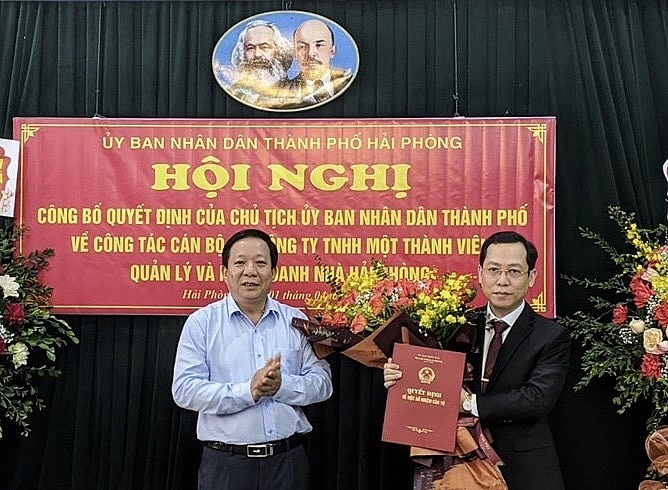 Ông Chu Ngọc Hà nhận quyết định điều động, bổ nhiệm (Ảnh: Báo Xây dựng) Ông Chu Ngọc Hà nhận quyết định điều động, bổ nhiệm (Ảnh: Báo Xây dựng)