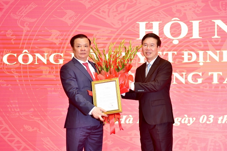 Ông Võ Văn Thưởng, Ủy viên Bộ Chính trị, Thường trực Ban Bí thư trao quyết định cho ông Đinh Tiến Dũng (Ảnh: VGP) Ông Võ Văn Thưởng, Ủy viên Bộ Chính trị, Thường trực Ban Bí thư trao quyết định cho ông Đinh Tiến Dũng (Ảnh: VGP)