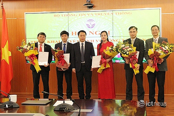 Nhân sự mới bộ, ngành tuần qua: Quốc hội bổ nhiệm 12 Bộ trưởng, trưởng ngành