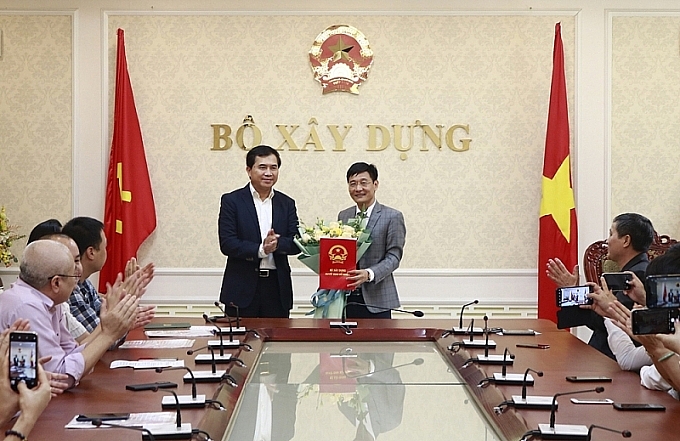 Ông La Đức Hùng nhận quyết định bổ nhiệm (Ảnh: Báo Xây dựng_ Ông La Đức Hùng nhận quyết định bổ nhiệm (Ảnh: Báo Xây dựng_