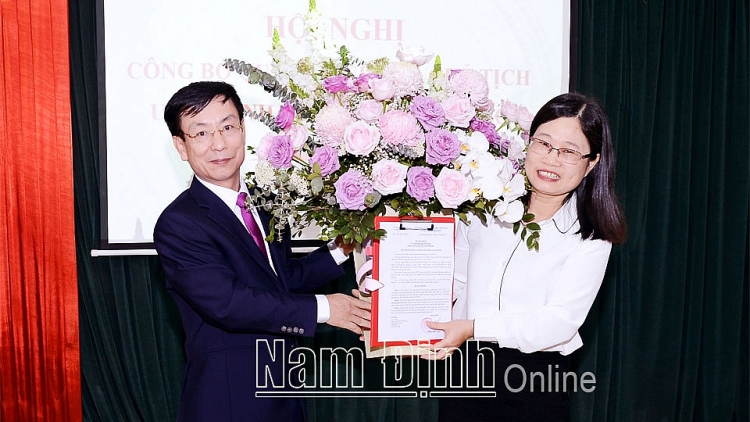 Chủ tịch UBND tỉnh Phạm Đình Nghị trao quyết định cho bà Vũ Thị Kim