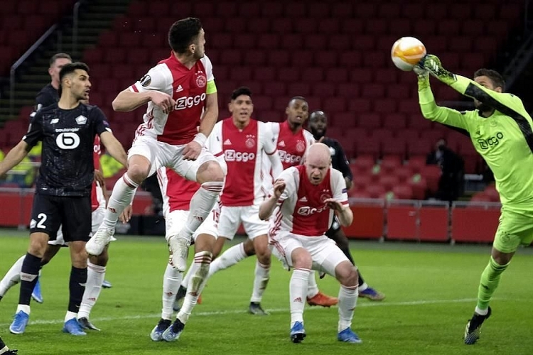 Ajax (trắng-đỏ) đang có phong độ cực tốt Ajax (trắng-đỏ) đang có phong độ cực tốt