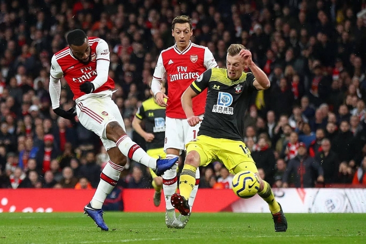 Arsenal (đỏ) được đánh giá cao hơn so với đội khách Slavia Praha Arsenal (đỏ) được đánh giá cao hơn so với đội khách Slavia Praha