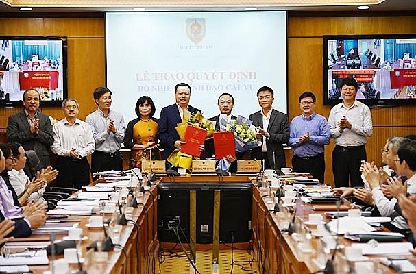 Bộ trưởng Lê Thành Long trao quyết định cho các nhân sự mới (Ảnh: Cổng TTĐT Bộ Tư pháp) Bộ trưởng Lê Thành Long trao quyết định cho các nhân sự mới (Ảnh: Cổng TTĐT Bộ Tư pháp)