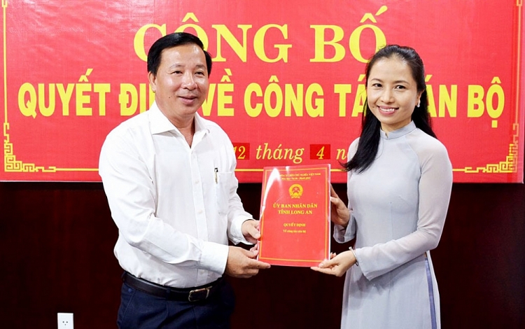 Bà Trần Ngọc Uyển nhận quyết định (Ảnh: Báo Long An) Bà Trần Ngọc Uyển nhận quyết định (Ảnh: Báo Long An)