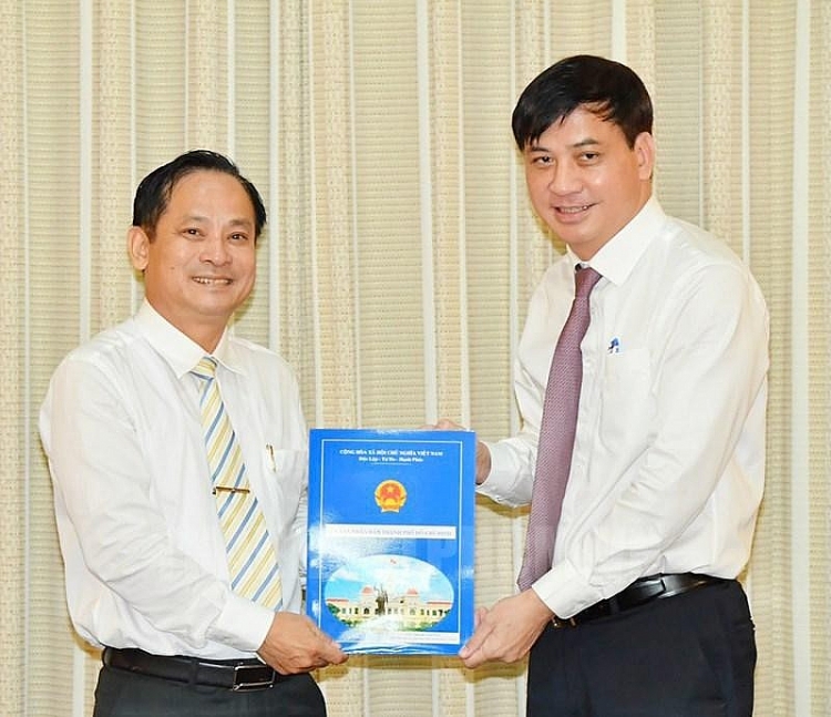 Ông Phạm Văn Lũy (trái) nhận quyết định (Ảnh: SGGP) Ông Phạm Văn Lũy (trái) nhận quyết định (Ảnh: SGGP)
