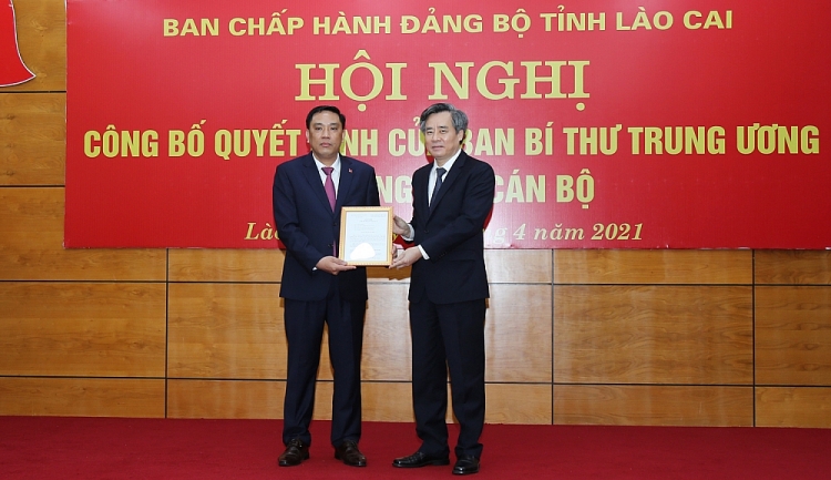 Phó trưởng Ban Tổ chức Trung ương Nguyễn Quang Dương trao quyết định cho ông Hoàng Giang (Ảnh: Báo Lào Cai( Phó trưởng Ban Tổ chức Trung ương Nguyễn Quang Dương trao quyết định cho ông Hoàng Giang (Ảnh: Báo Lào Cai(
