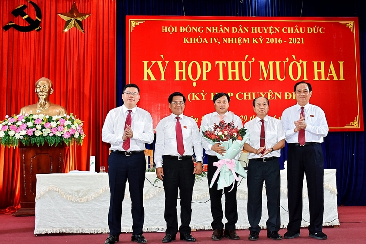 Ông Phạm Văn Quyền (giữa) được bầu giữ chức danh Phó Chủ tịch UBND huyện Châu Đức (Ảnh: Báo Long An) Ông Phạm Văn Quyền (giữa) được bầu giữ chức danh Phó Chủ tịch UBND huyện Châu Đức (Ảnh: Báo Long An)