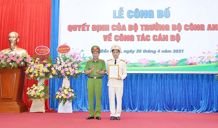 Thứ trưởng Bộ Công an Lê Quý Vương trao quyết định cho Đại tá Bùi Duy Hưng (Ảnh: Báo Bắc Ninh) Thứ trưởng Bộ Công an Lê Quý Vương trao quyết định cho Đại tá Bùi Duy Hưng (Ảnh: Báo Bắc Ninh)