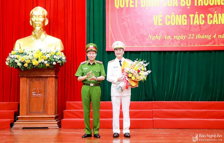 Thứ trưởng Bộ Công an Lê Quý Vương trao quyết định cho Đại tá Phạm Thế Tùng Thứ trưởng Bộ Công an Lê Quý Vương trao quyết định cho Đại tá Phạm Thế Tùng