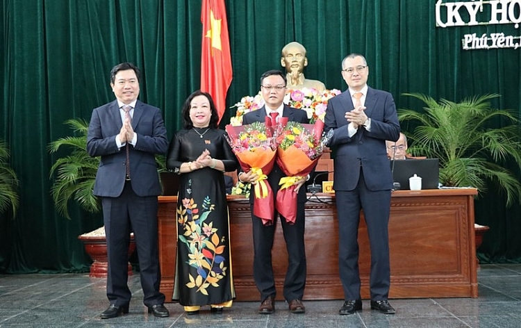 Thường trực Tỉnh ủy và HĐND tỉnh Phú Yên tặng hoa chúc mừng ông Đào Mỹ Thường trực Tỉnh ủy và HĐND tỉnh Phú Yên tặng hoa chúc mừng ông Đào Mỹ