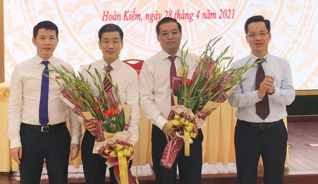 Lãnh đạo quận Hoàn Kiếm chúc mừng ông Đinh Hồng Phong và ông Nguyễn Quốc Hoàn (Ảnh: Kinh tế&đô thị) Lãnh đạo quận Hoàn Kiếm chúc mừng ông Đinh Hồng Phong và ông Nguyễn Quốc Hoàn (Ảnh: Kinh tế&đô thị)