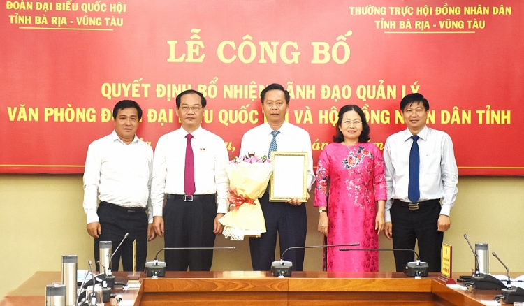 Bà Nguyễn Thị Yến, Phó Bí thư Thường trực Tỉnh ủy, Trưởng Đoàn ĐBQH tỉnh chúc mừng ông Lê Hà Hải (Ảnh: Báo Bà Rịa - Vũng Tàu) Bà Nguyễn Thị Yến, Phó Bí thư Thường trực Tỉnh ủy, Trưởng Đoàn ĐBQH tỉnh chúc mừng ông Lê Hà Hải (Ảnh: Báo Bà Rịa - Vũng Tàu)