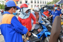 xang dau dong loat giam gia ngay truoc ky nghi le 29