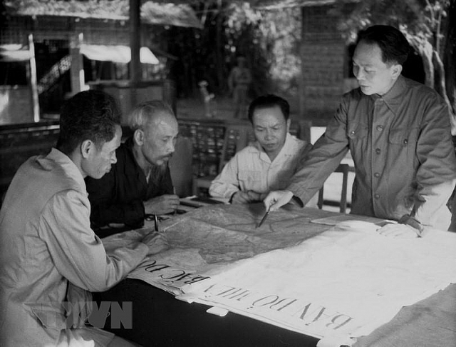 Nhìn lại những hình ảnh lịch sử hiếm có về chiến thắng Điện Biên Phủ nhin lai nhung hinh anh lich su hiem co ve chien thang dien bien phu