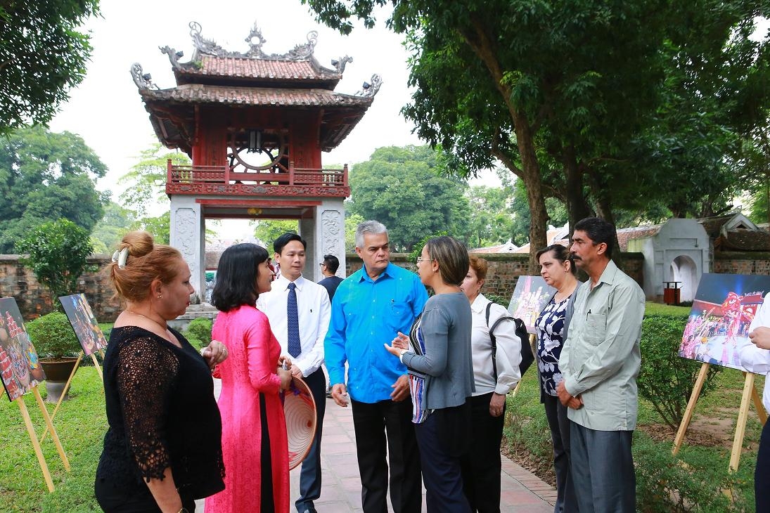 Di tích Văn Miếu - Quốc Tử Giám là điểm đến quen thuộc của du khách quốc tế (Ảnh minh hoạ) 4636-images1059799-2