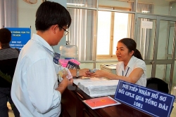 xe die n da m ha ng loa t phu o ng tie n tre n pho quan hoa
