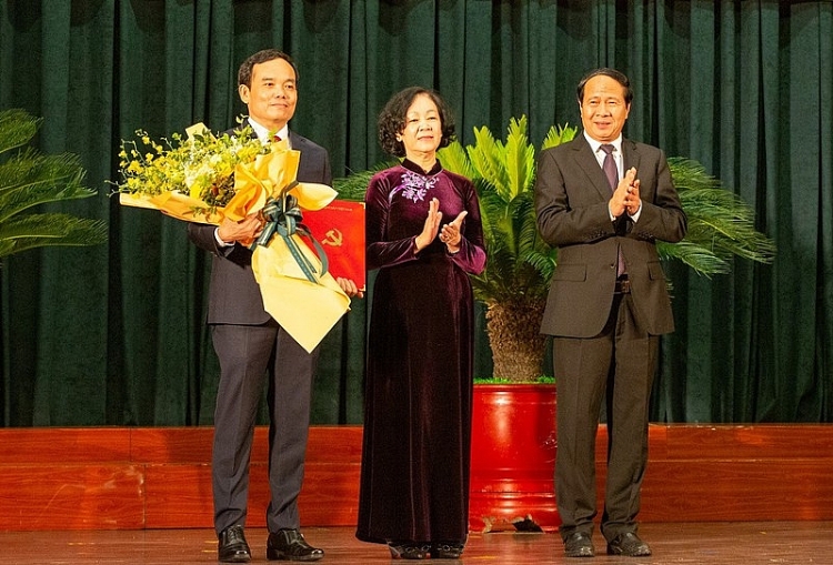 Bà Trương Thị Mai, Trưởng ban Tổ chức Trung ương, trao quyết định và chúc mừng ông Trần Lưu Quang (bìa trái) (Ảnh: PLO) Bà Trương Thị Mai, Trưởng ban Tổ chức Trung ương, trao quyết định và chúc mừng ông Trần Lưu Quang (bìa trái) (Ảnh: PLO)