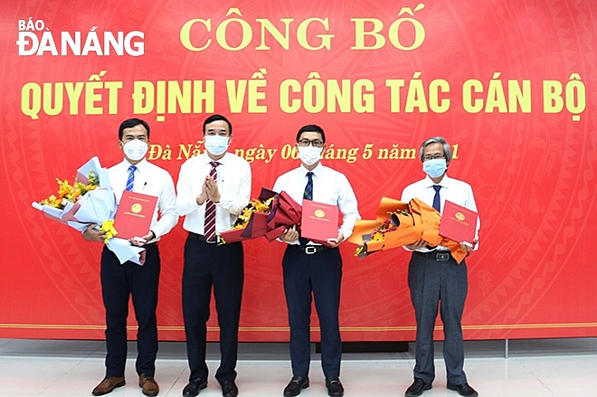 Chủ tịch UBND thành phố Lê Trung Chinh (thứ 2, từ trái sang) trao quyết định cho các nhân sự mới Chủ tịch UBND thành phố Lê Trung Chinh (thứ 2, từ trái sang) trao quyết định cho các nhân sự mới