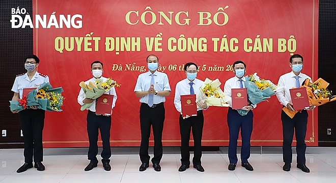 Phó Chủ tịch UBND thành phố Lê Quang Nam (thứ 3, từ trái sang) trao quyết định Phó Chủ tịch UBND thành phố Lê Quang Nam (thứ 3, từ trái sang) trao quyết định