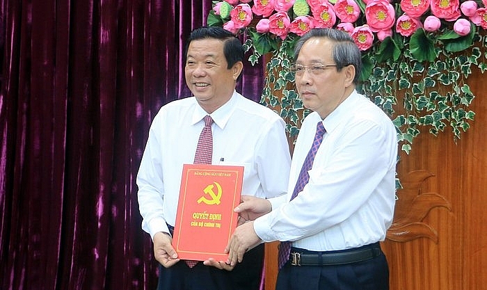 Ông Hoàng Đăng Quang - Phó Trưởng Ban Tổ chức Trung ương trao quyết định cho ông Bùi Văn Nghiêm (Ảnh: Báo Vĩnh Long) Ông Hoàng Đăng Quang - Phó Trưởng Ban Tổ chức Trung ương trao quyết định cho ông Bùi Văn Nghiêm (Ảnh: Báo Vĩnh Long)