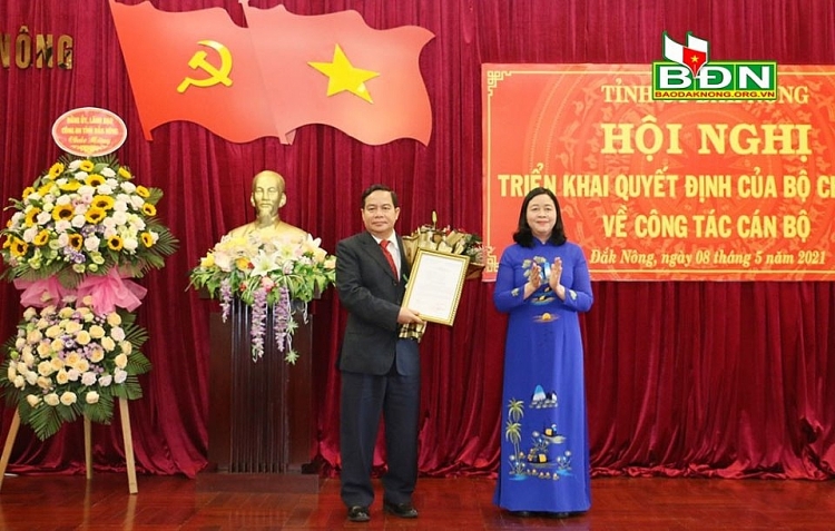 Trưởng Ban Dân vận Trung ương Bùi Thị Minh Hoài trao quyết định cho ông Điểu K'ré Trưởng Ban Dân vận Trung ương Bùi Thị Minh Hoài trao quyết định cho ông Điểu K'ré