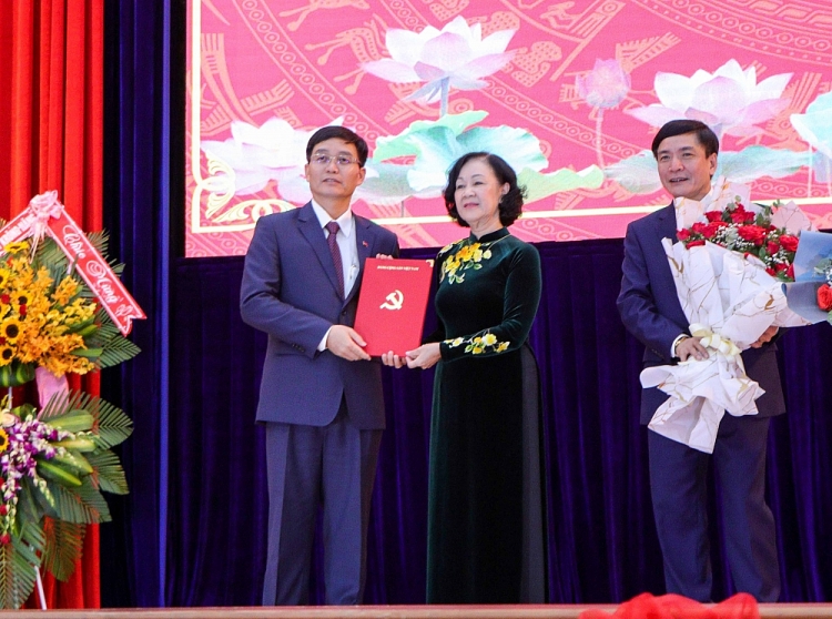 Ông Nguyễn Đình Trung nhận quyết định (Ảnh: Báo Đắk Lắk)