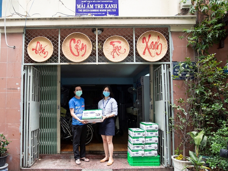 Từ khi đại dịch Covid-19 xuất hiện đến nay, dù gặp nhiều trở ngại hơn, nhưng Quỹ sữa và Vinamilk vẫn đảm bảo sữa được trao tận tay các trẻ em khó khăn.