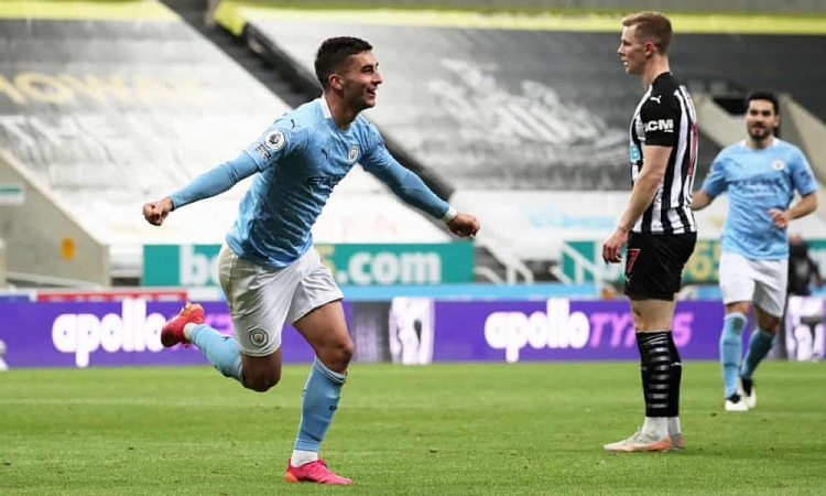 Man City dội 'mưa bàn thắng' trong ngày lên ngôi vương