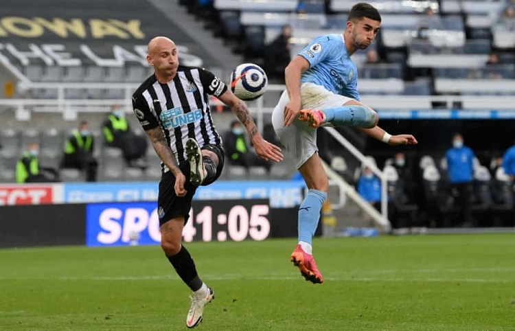 Man City dội 'mưa bàn thắng' trong ngày lên ngôi vương