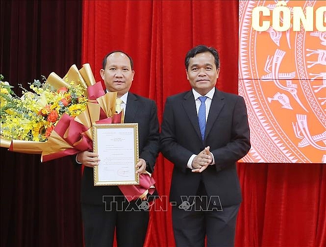 Ông Hồ Văn Niên (phải) trao quyết định, chúc mừng ông Rah Lan Chung Ông Hồ Văn Niên (phải) trao quyết định, chúc mừng ông Rah Lan Chung