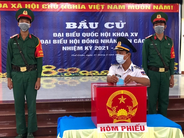 Chiến sĩ Trạm Cảnh sát biển số 4 đóng quân trên đảo Thổ Châu đi bỏ phiếu. Ảnh: CSBVN Chiến sĩ Trạm Cảnh sát biển số 4 đóng quân trên đảo Thổ Châu đi bỏ phiếu. Ảnh: CSBVN