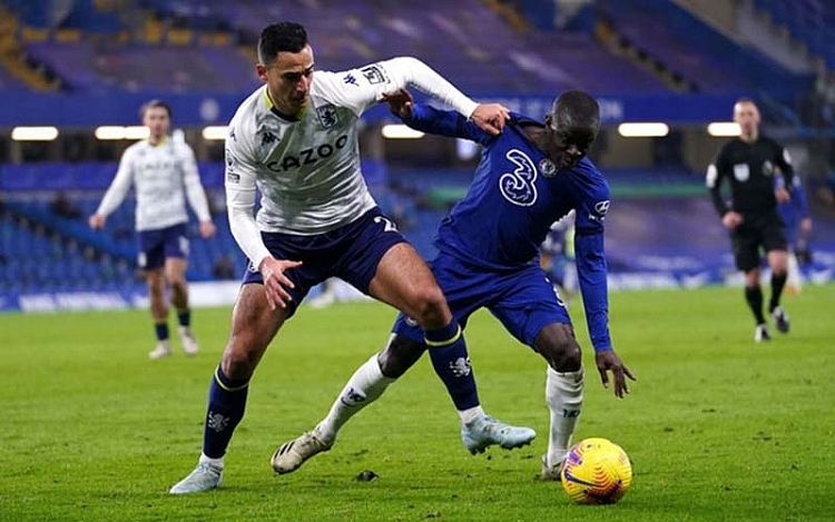 Chelsea (xanh) được đánh giá cao hơn Aston Villa dù phải làm khách