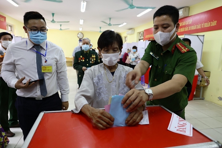 Cử tri cao tuổi, người khuyết tật vẫn quyết tâm tự mình bỏ phiếu bầu cử Cử tri cao tuổi, người khuyết tật vẫn quyết tâm tự mình bỏ phiếu bầu cử