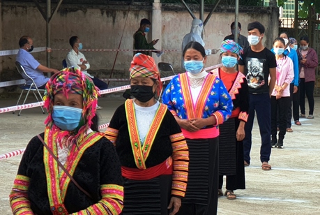 Xúc động hình ảnh cử tri bỏ phiếu bầu cử trong khu vực cách ly Xúc động hình ảnh cử tri bỏ phiếu bầu cử trong khu vực cách ly