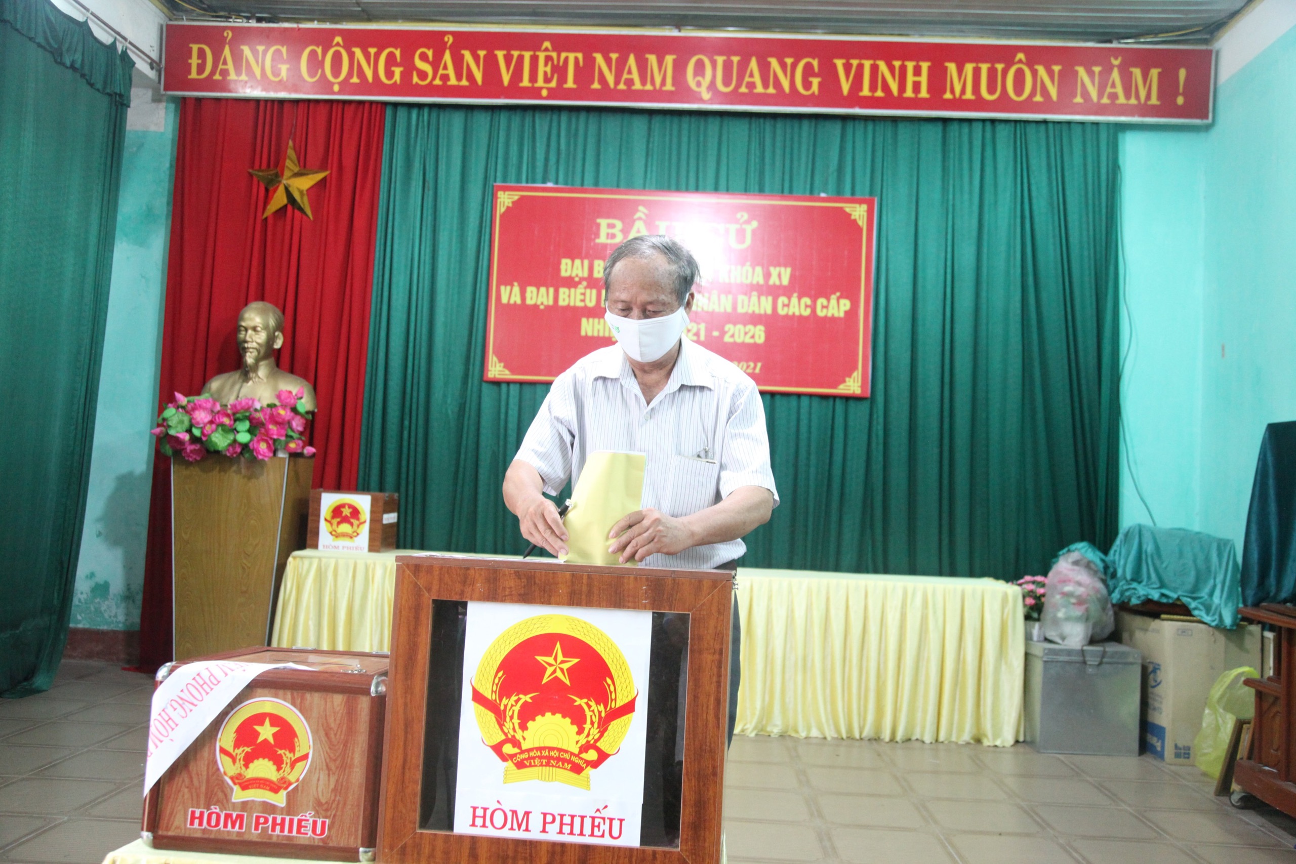 Xúc động hình ảnh cử tri bỏ phiếu bầu cử trong khu vực cách ly Xúc động hình ảnh cử tri bỏ phiếu bầu cử trong khu vực cách ly