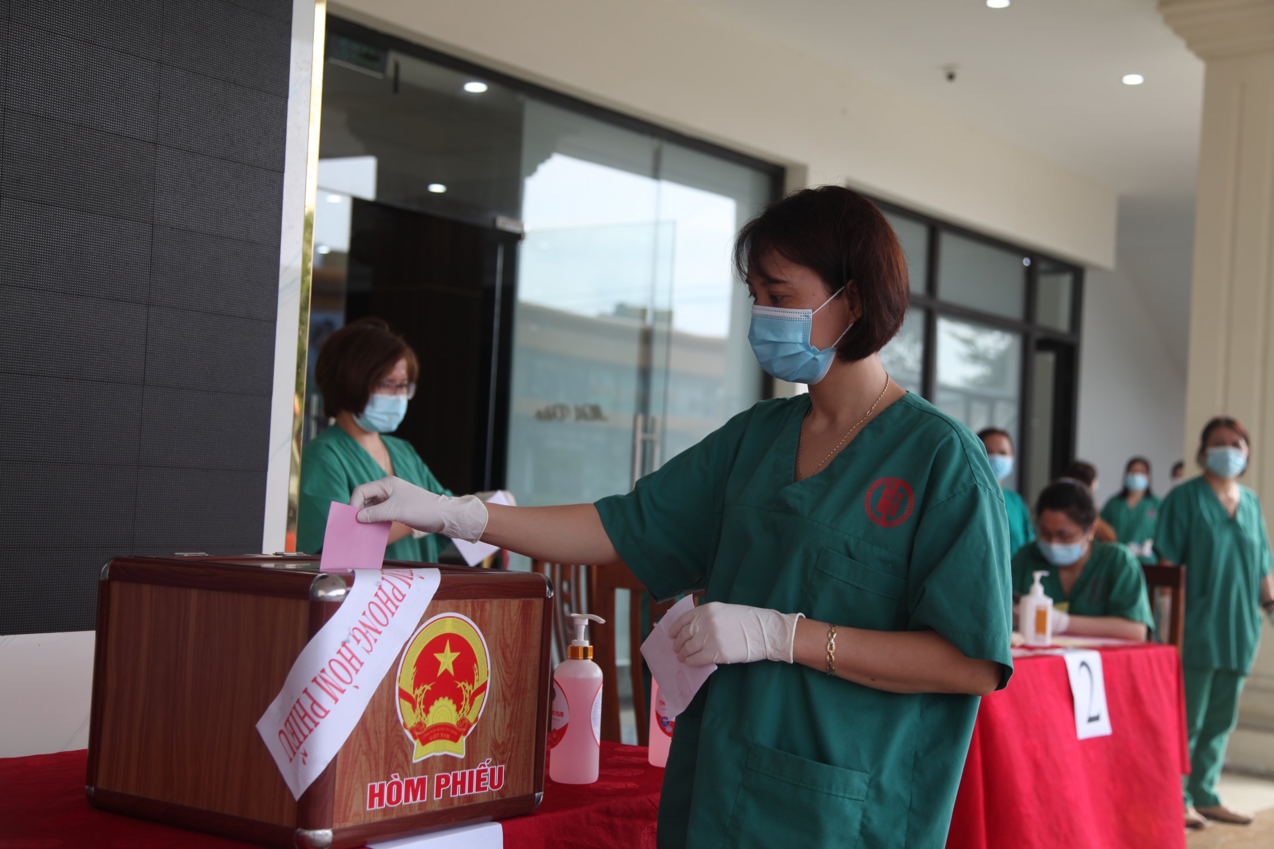 Xúc động hình ảnh cử tri bỏ phiếu bầu cử trong khu vực cách ly Xúc động hình ảnh cử tri bỏ phiếu bầu cử trong khu vực cách ly