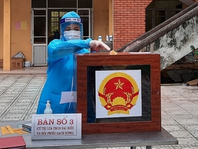 Xúc động hình ảnh cử tri bỏ phiếu bầu cử trong khu vực cách ly Xúc động hình ảnh cử tri bỏ phiếu bầu cử trong khu vực cách ly