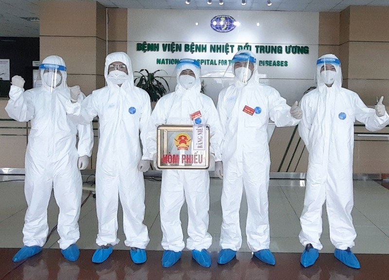 Xúc động hình ảnh cử tri bỏ phiếu bầu cử trong khu vực cách ly Xúc động hình ảnh cử tri bỏ phiếu bầu cử trong khu vực cách ly