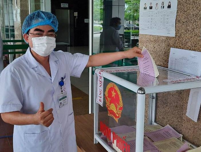 Xúc động hình ảnh cử tri bỏ phiếu bầu cử trong khu vực cách ly Xúc động hình ảnh cử tri bỏ phiếu bầu cử trong khu vực cách ly