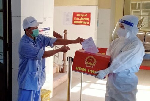 Xúc động hình ảnh cử tri bỏ phiếu bầu cử trong khu vực cách ly Xúc động hình ảnh cử tri bỏ phiếu bầu cử trong khu vực cách ly