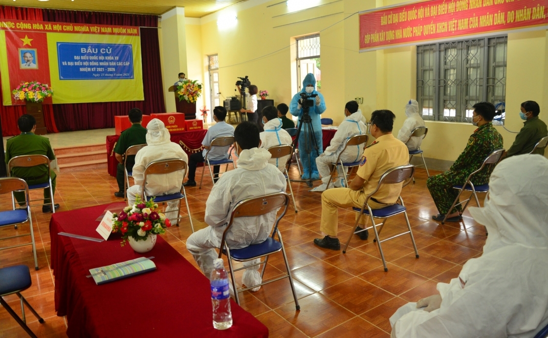 Xúc động hình ảnh cử tri bỏ phiếu bầu cử trong khu vực cách ly Xúc động hình ảnh cử tri bỏ phiếu bầu cử trong khu vực cách ly